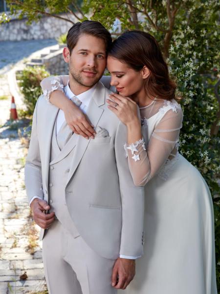 Costume de mariage gris clair