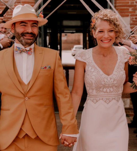 Marié en costume sur mesure orange lors de son mariage