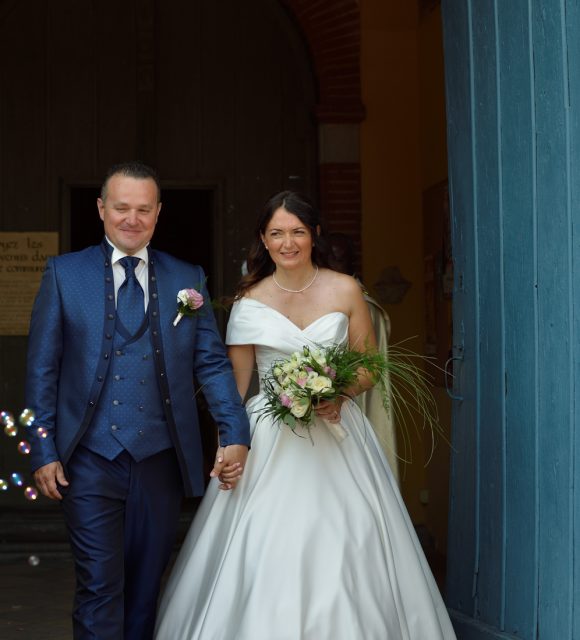 Marié en costume sur mesure bleu trois pièces à la sortie de la mairie