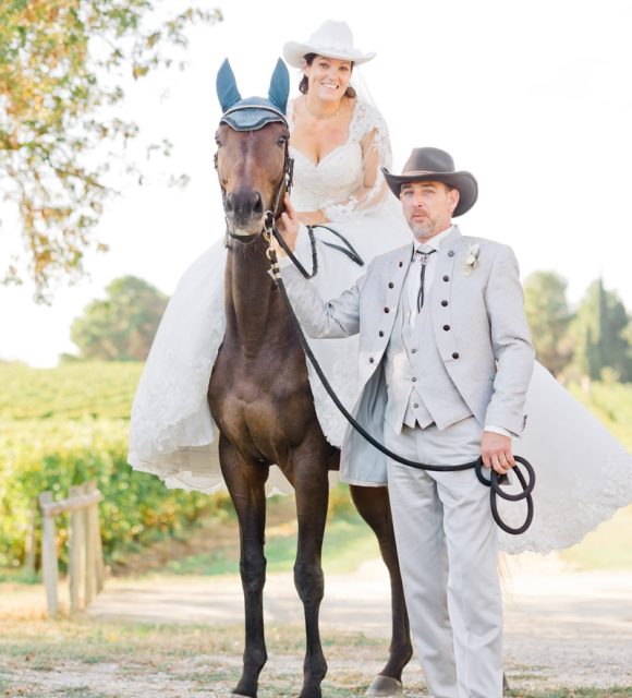 Marié en costume sur mesure gris clair lors d’un mariage en extérieur