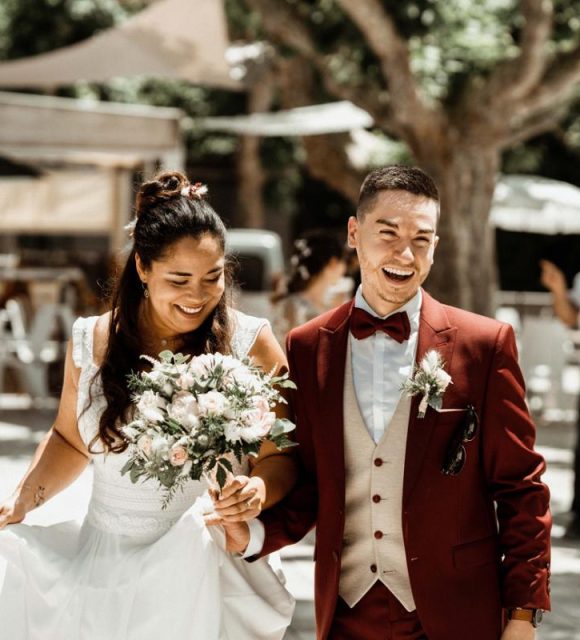 Marié en costume sur mesure bordeaux lors de son mariage