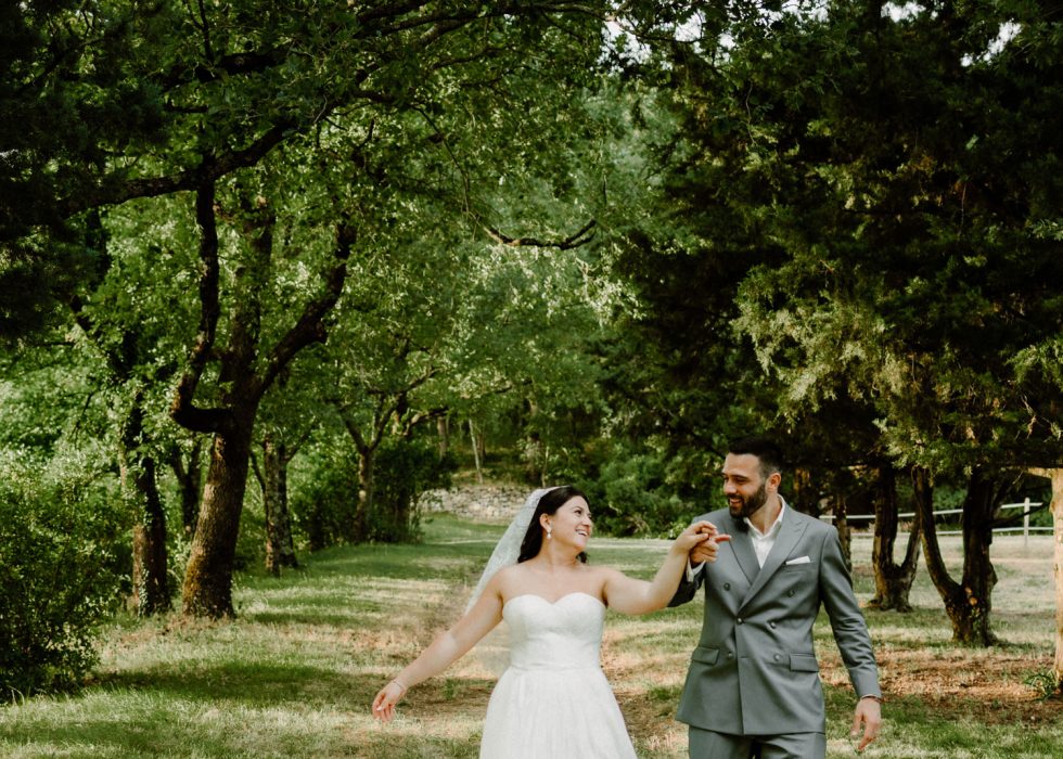 Couple de mariés, le marié en costume sur mesure Formens vert