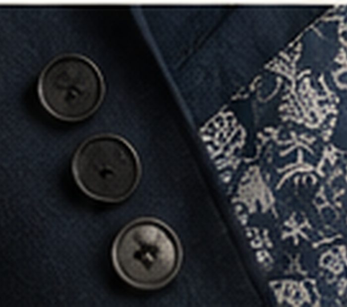 Détail des boutons et de la doublure d’un costume sur mesure